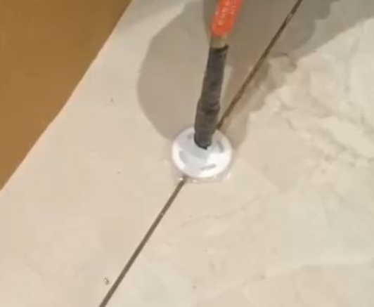 临清瓷砖空鼓维修公司专业解答瓷砖在铺贴过程中，如果没有涂抹均匀到位的粘结材料（如水泥砂浆或瓷砖胶），可能会导致以下问题