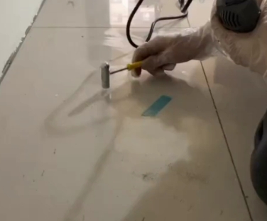 临清瓷砖开裂维修公司专业分享瓷砖在铺贴前如果没有沥干水分，将会导致以下问题