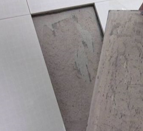 临清瓷砖空鼓维修公司分享瓷砖铺贴时如果打浆（即涂抹在瓷砖背面和基层上的砂浆或瓷砖胶）过少，会带来以下问题